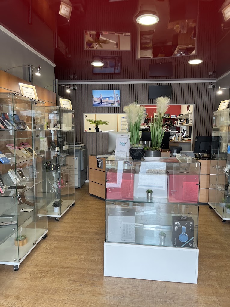 Intérieur de la boutique IMIS à Lannion spécialisée dans la réparation de téléphones, ordinateurs et tablettes